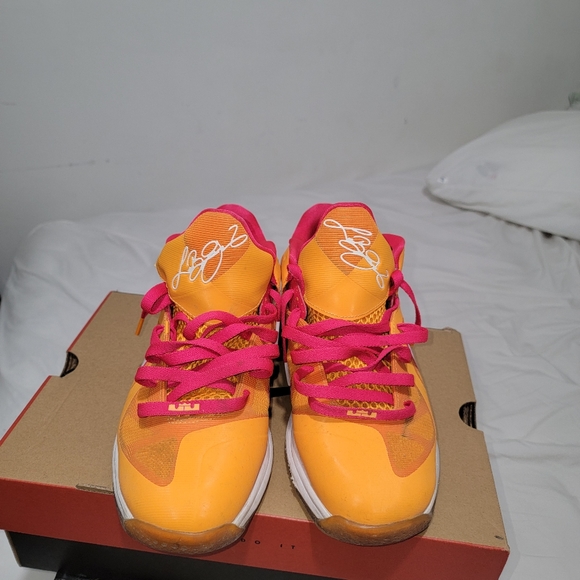 LeBron 9 low top Florida's with pink laces - Picture 2 of 3
